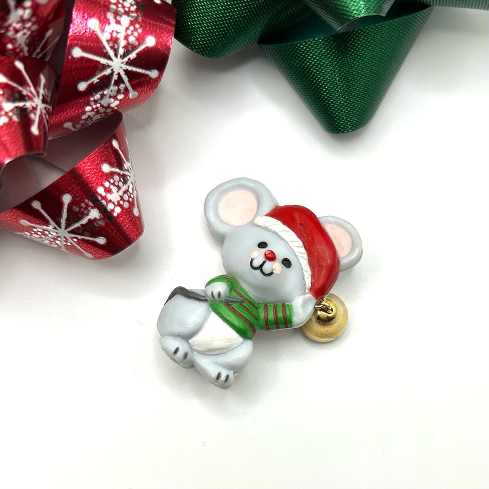 Vintage 🎄 Hallmark 1980s Christmas Mouse Pin with Jingle Bell